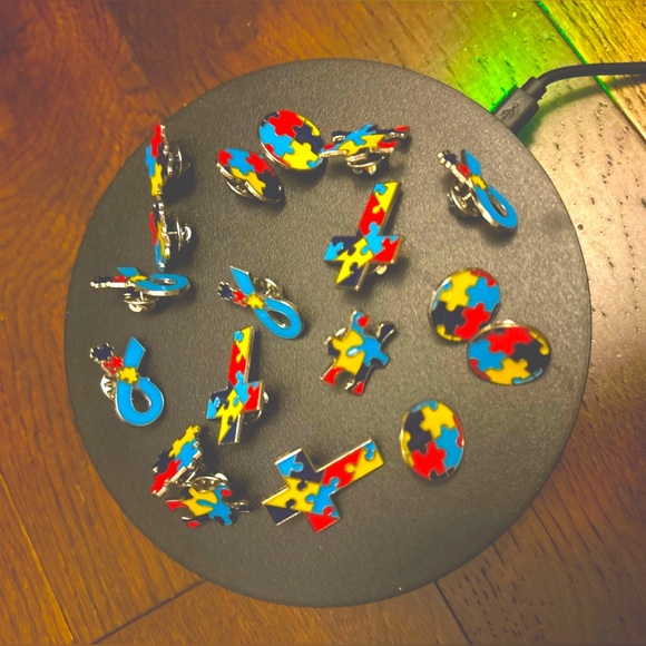 (You GET 2) AUTISM AWARENESS PINS - Picture 4 of 6